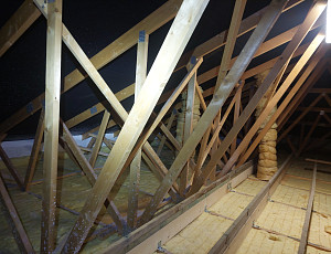 Zateplení stropu rodinného domu pomocí foukané izolace